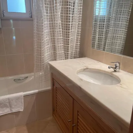 بيت للعطل Lovely 2 Bedroom Inside A In *